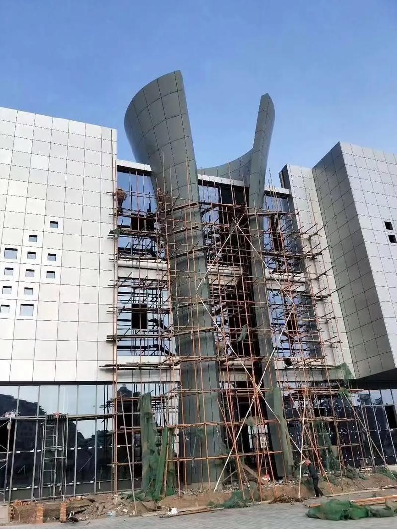 科技驱动未来:双曲铝单板应用走向智能.随着科技的不断进步,建